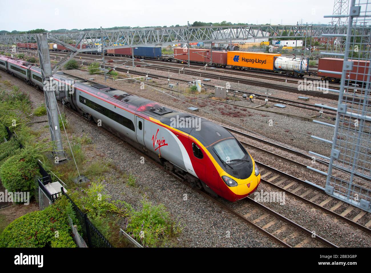 Virgin Classe 390, Pendolino, treno elettrico inclinabile a Rugby, Warwickshire, Inghilterra Foto Stock