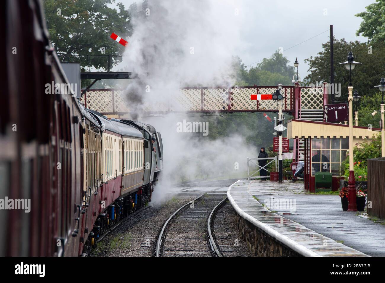Treno trasportato da Southern Railway West Country Class motore a vapore lasciando Ramsbottom stazione sulla East Lancashire Railway, Manchester, Inghilterra Foto Stock