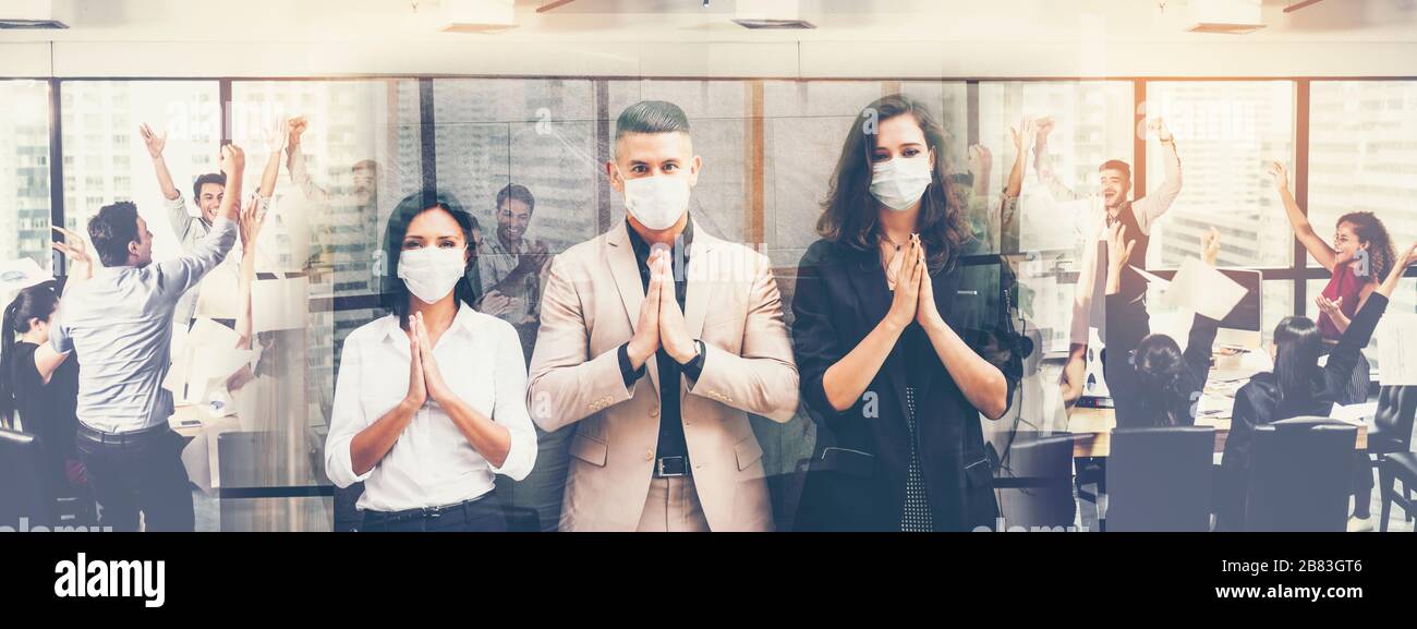 concetto di protezione del coronavirus 19, gente di affari che indossa la maschera medica e paga rispetto, illustrazione della bandiera Foto Stock