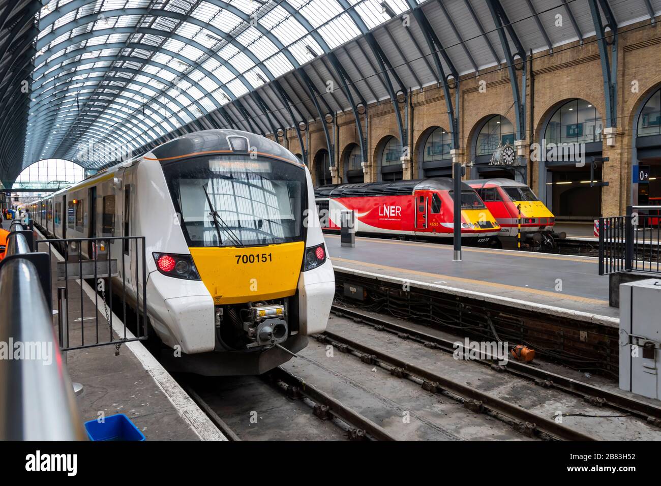 Thameslink Classe 700, Desiro City, treno elettrico alla stazione ferroviaria di Kings Cross, Londra, Inghilterra. TRENI A distanza LNER HST e Classe 91. Foto Stock