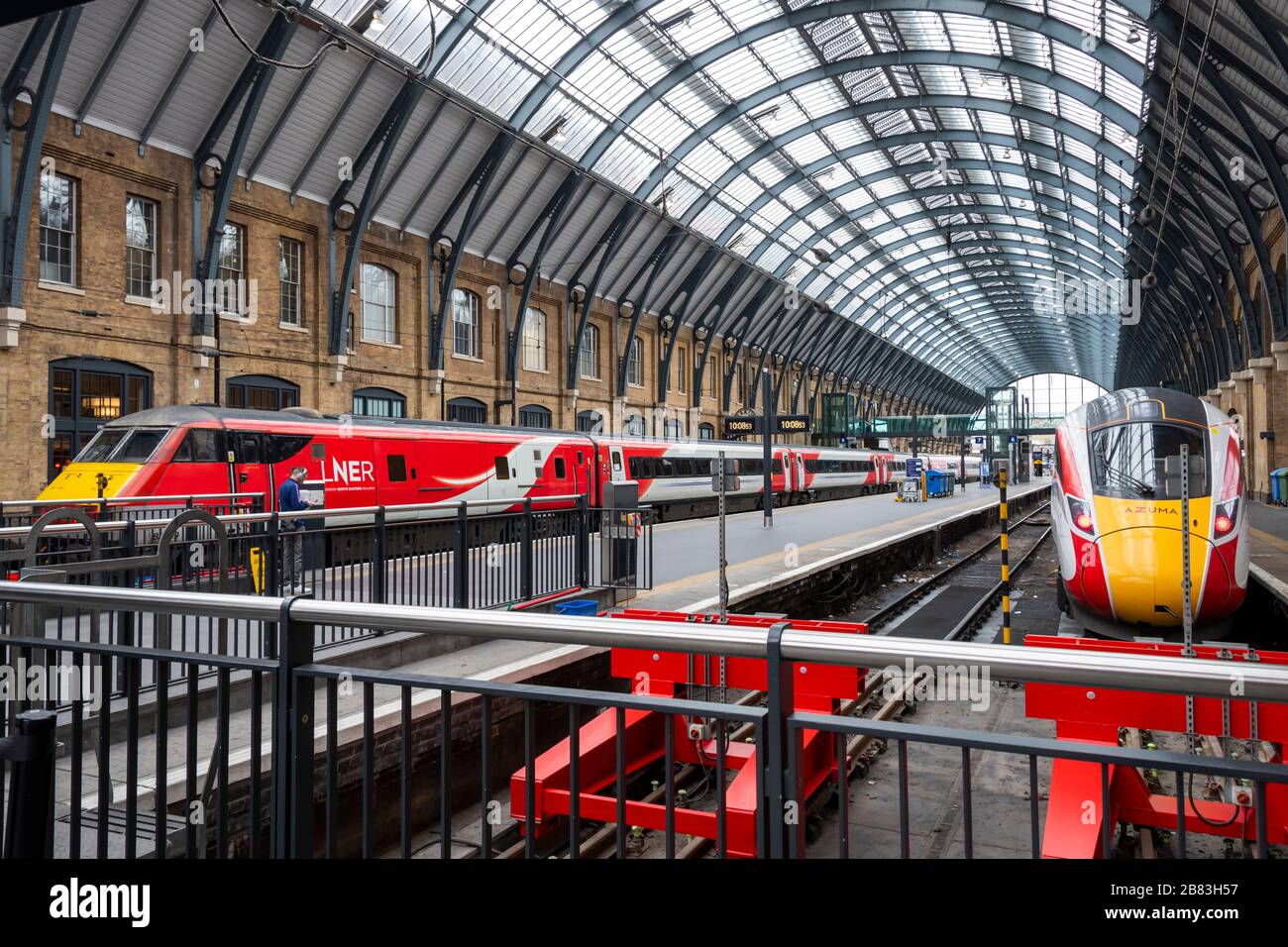 Treno elettrico della North Eastern Railway di Londra sulla linea principale della East Coast alla stazione ferroviaria di Kings Cross, Londra, Inghilterra Foto Stock