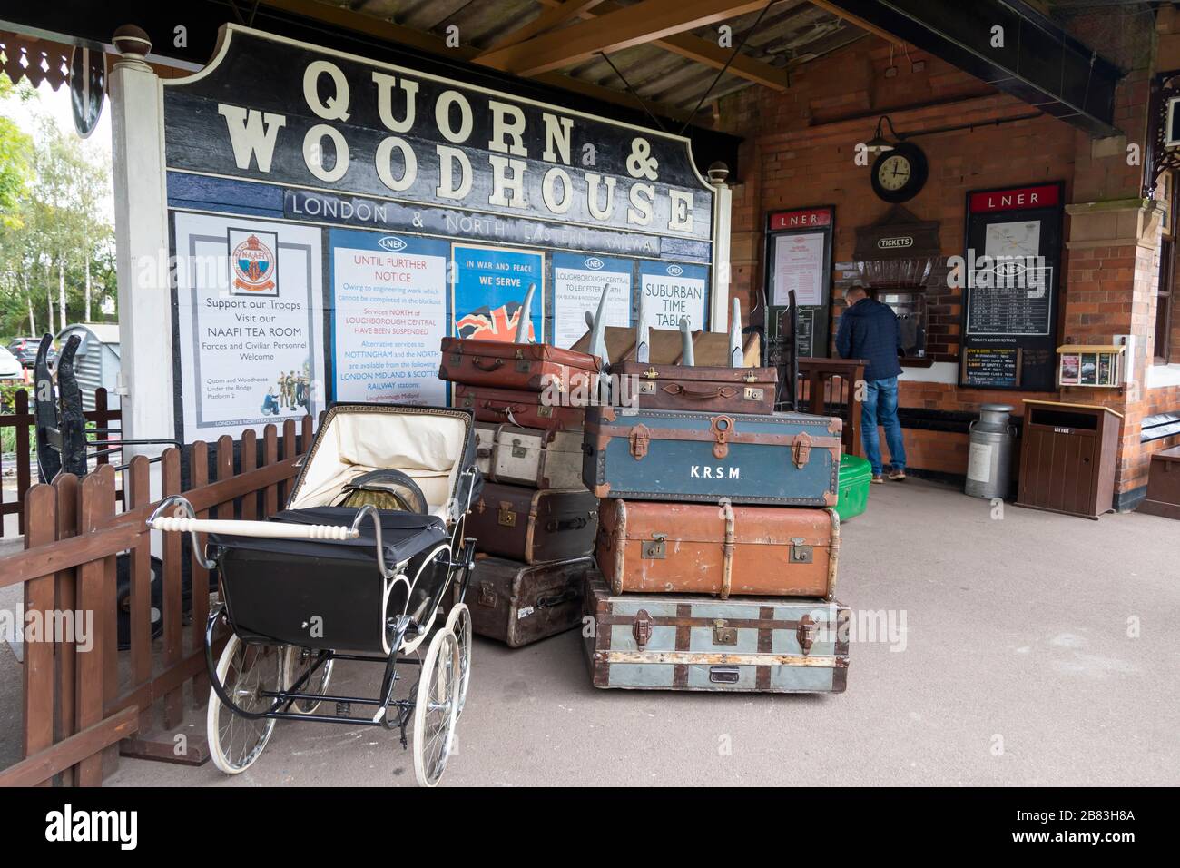 Stazione ferroviaria di Quorn e Woodhouse con tema anni '50, Great Central Railway, Quorn, Leicestershire, Inghilterra, Foto Stock