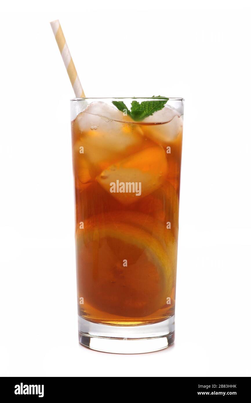 Bicchiere di tè ghiacciato al limone con cannuccia isolata su fondo bianco Foto Stock
