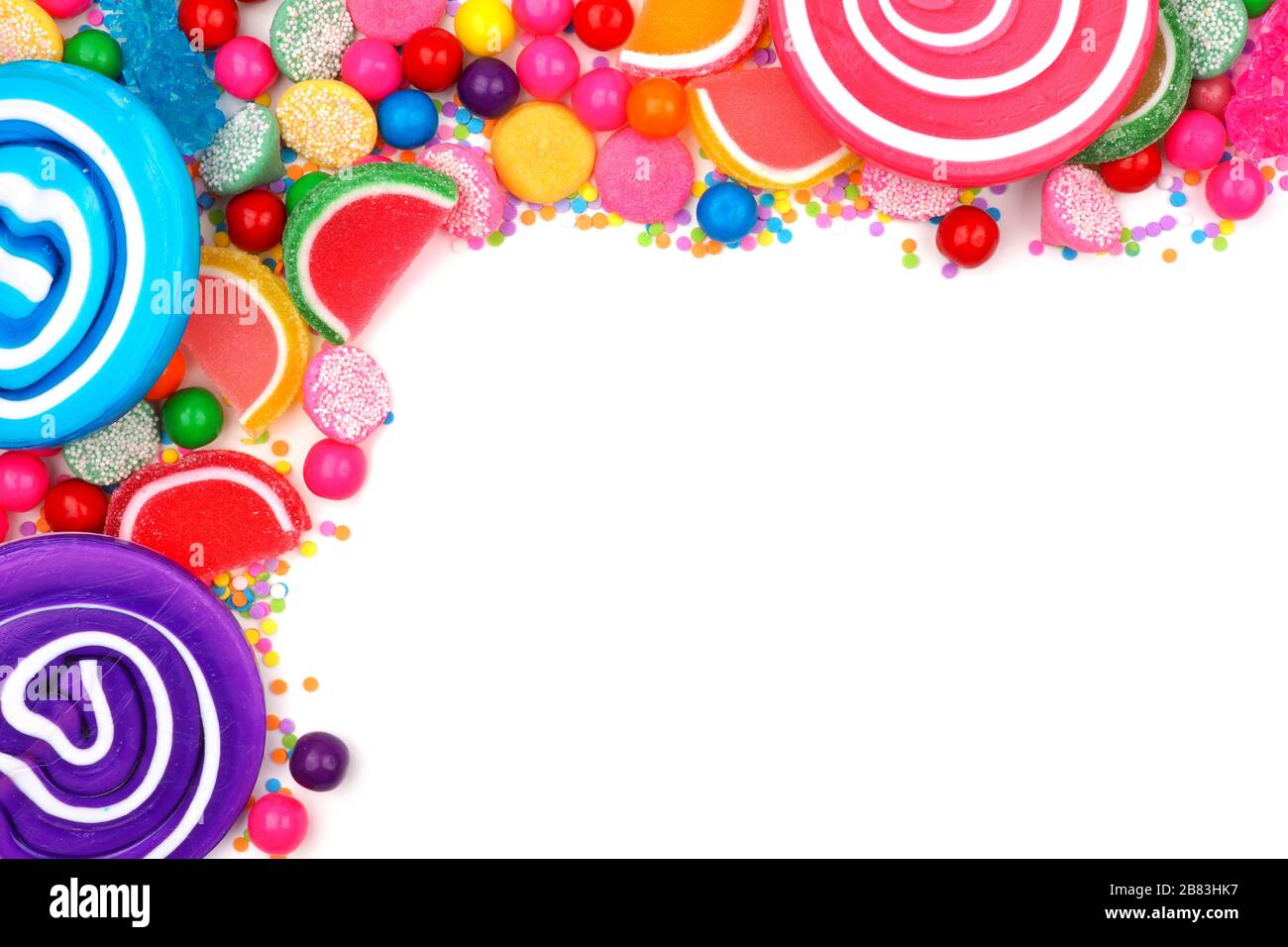 Bordo superiore di un assortimento di caramelle colorate su sfondo bianco Foto Stock