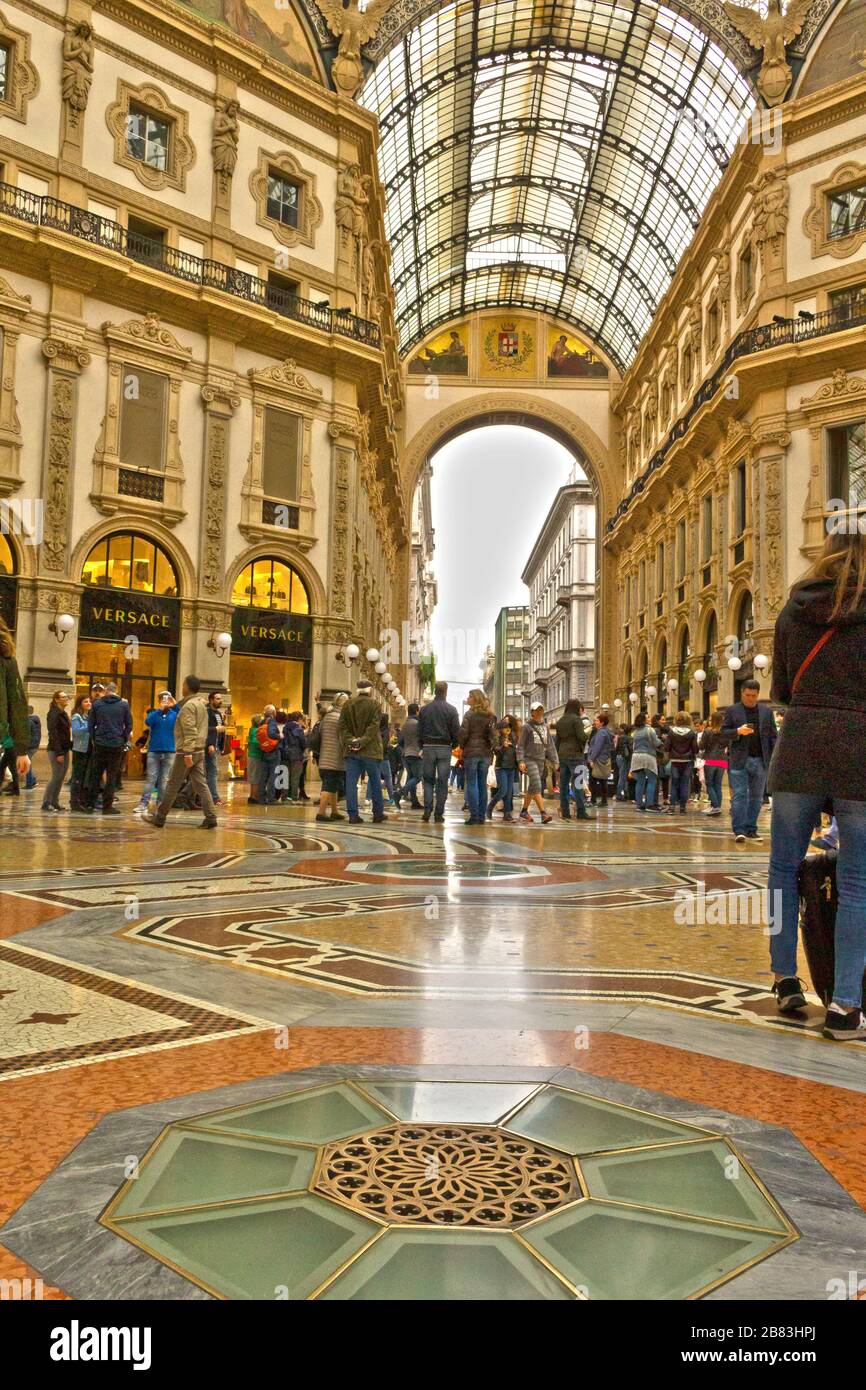 Pieno di turisti Galleria Vittorio Emanuele II, il più antico centro commerciale attivo d'Italia e un importante punto di riferimento di Milano, Lombardia, Italia. Maggio 2017 Foto Stock