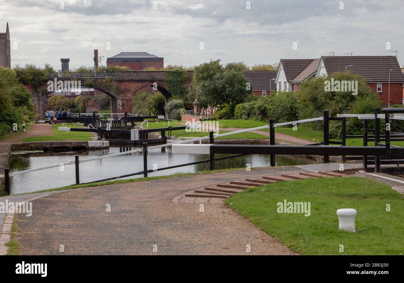 Le chiuse Stanley di Liverpool offrono un percorso per il tempo libero dal canale di Leeds e Liverpool ai moli settentrionali nel porto di Liverpool Foto Stock