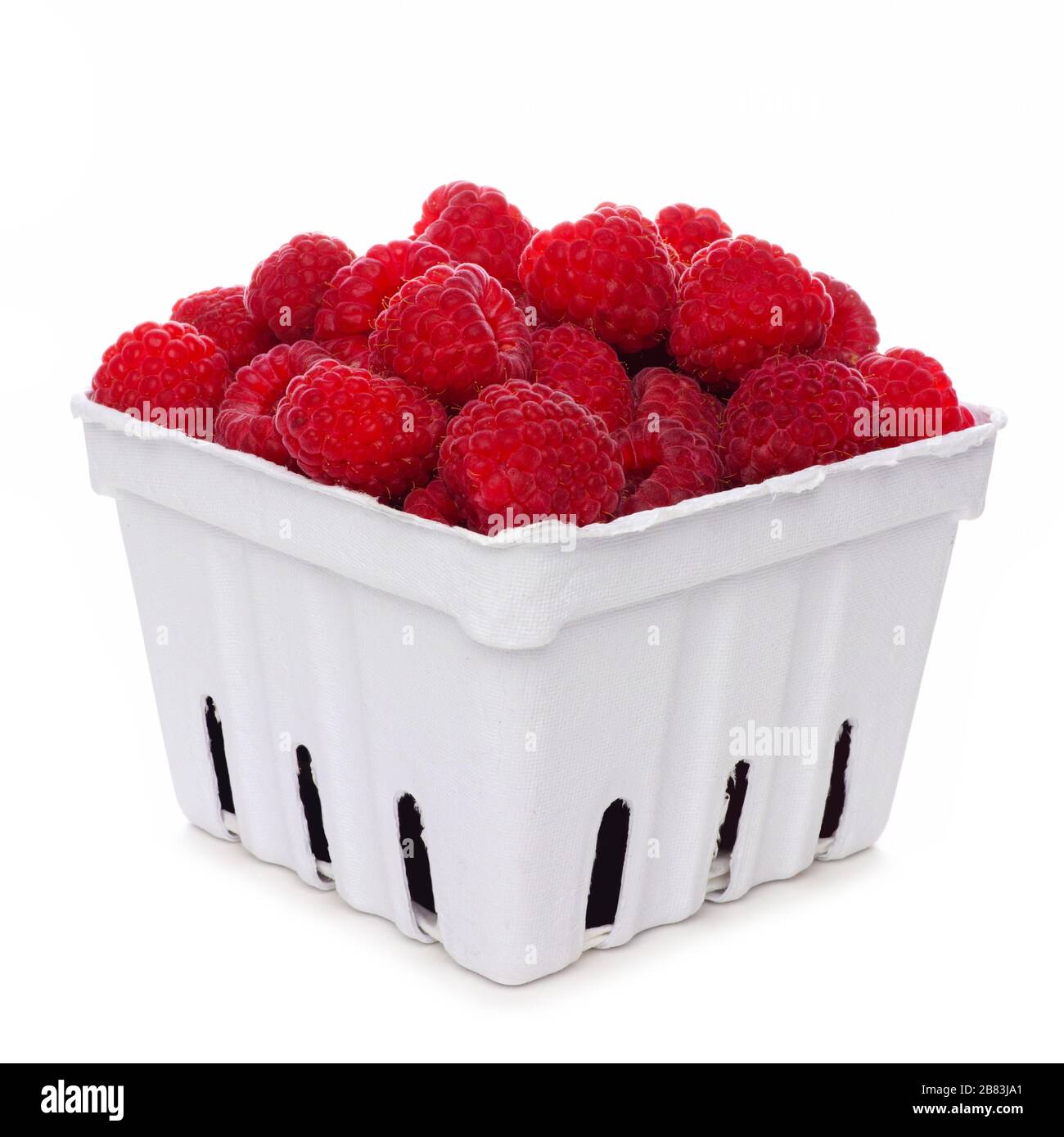 frutta, bacche, cesto, isolato, bianco, sfondo, lampone, cartone, fresco, sano, maturo, biologico, naturale, cibo, succoso, dolce, estate, snack, crudo, Foto Stock