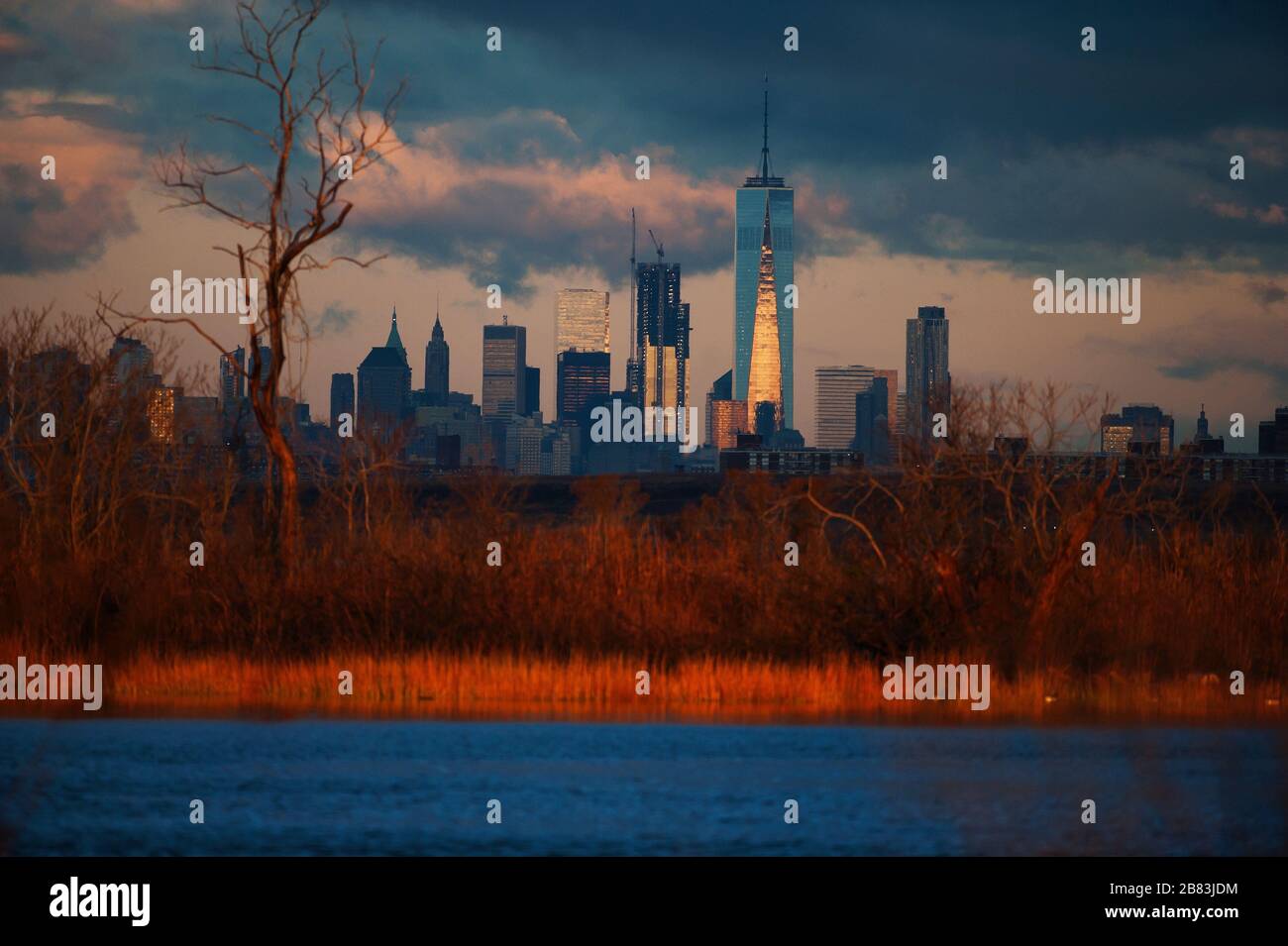 Skyline di New York al primo semaforo dell'alba Foto Stock