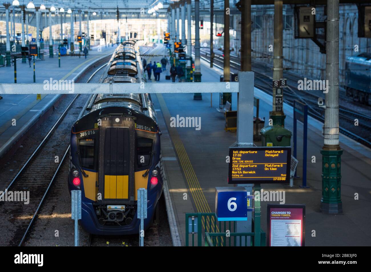 Edimburgo, Regno Unito. 19 Mar 2020. Nella foto: Servizio ritardato a causa di una persona colpita da un treno tra Dunbar e Prestonpas. Stazione di Waverley durante l'ora di punta durante la Pandemia di Coronavirus. Che cosa sarebbe normalmente il traffico e il trambusto imballato con i pendolari che provano a ottenere la sede, un atrio più o meno vuoto. Credit: Colin Fisher/Alamy Live News Foto Stock