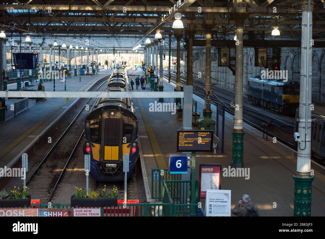 Edimburgo, Regno Unito. 19 Mar 2020. Nella foto: Servizio ritardato a causa di una persona colpita da un treno tra Dunbar e Prestonpas. Stazione di Waverley durante l'ora di punta durante la Pandemia di Coronavirus. Che cosa sarebbe normalmente il traffico e il trambusto imballato con i pendolari che provano a ottenere la sede, un atrio più o meno vuoto. Credit: Colin Fisher/Alamy Live News Foto Stock