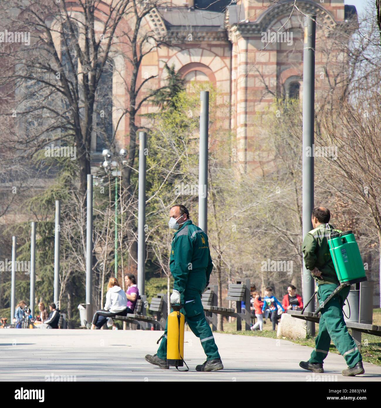 Belgrado, Serbia - 19 marzo 2020: Lavoratori del verde della città che fanno spray disinfettanti all'aperto - prevenzione della diffusione del virus Corona, nel parco Tasmajdan Foto Stock