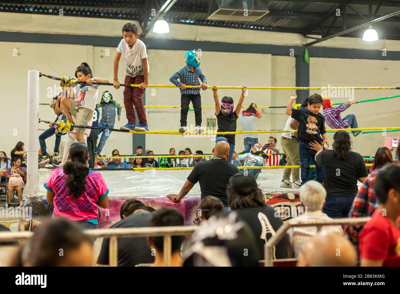 Oaxaca de Juárez, Oaxaca, Messico - i bambini giocano sul ring prima di una partita di lotta Lucha Libre. Foto Stock