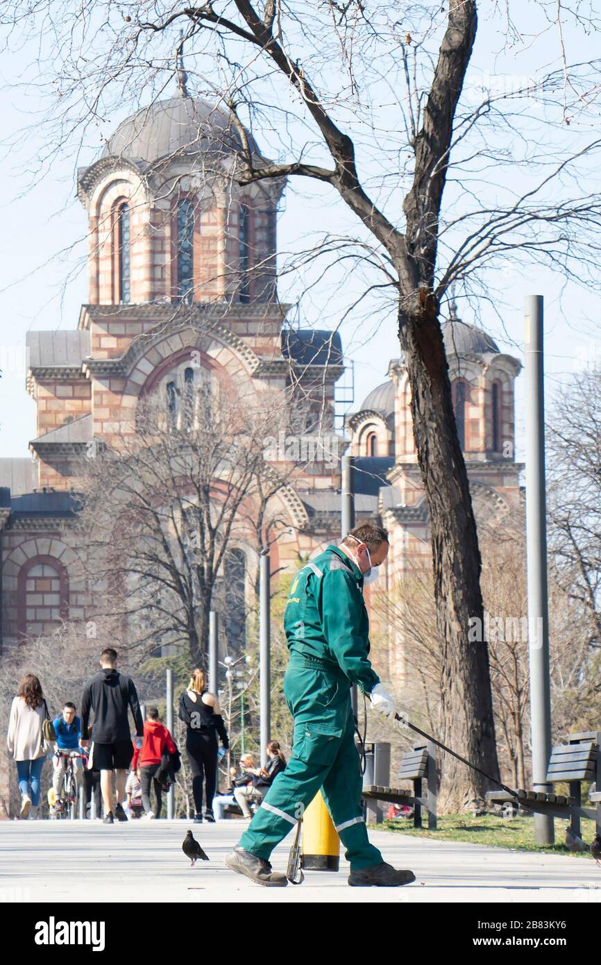 Belgrado, Serbia - 19 marzo 2020: Lavoratori provenienti dal verde della città che fanno spray disinfettanti all'aperto per la prevenzione della diffusione del virus Corona in Tasmajda Foto Stock