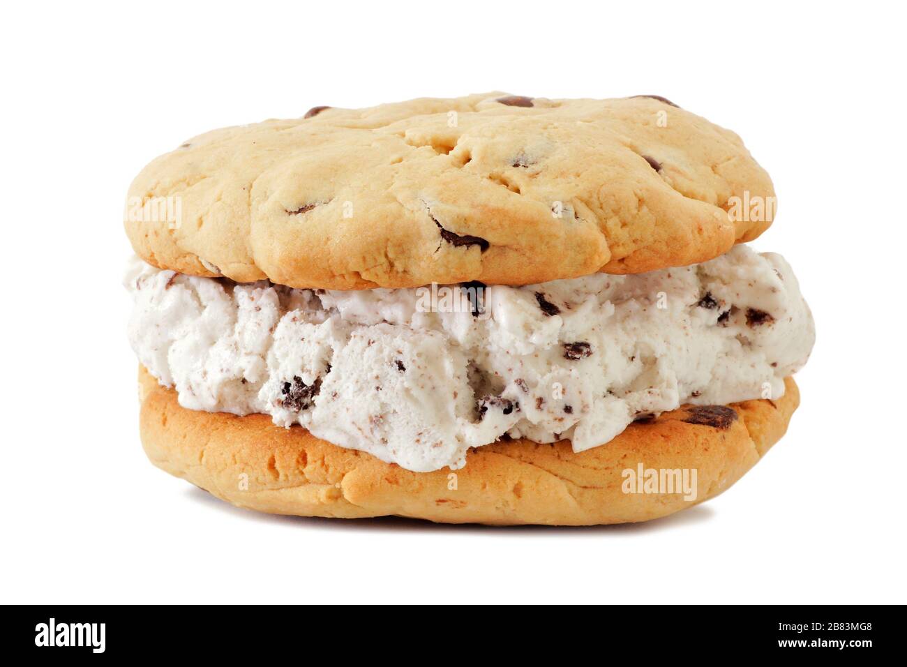 Un panino di gelato con biscotti fatti in casa isolati su sfondo bianco Foto Stock
