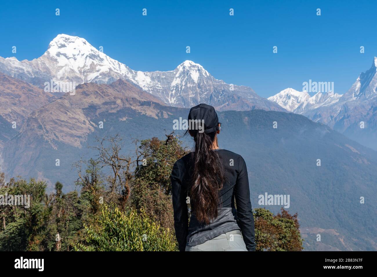 Donna che gode della splendida vista della catena montuosa nella regione di Pokhara Nepal Foto Stock