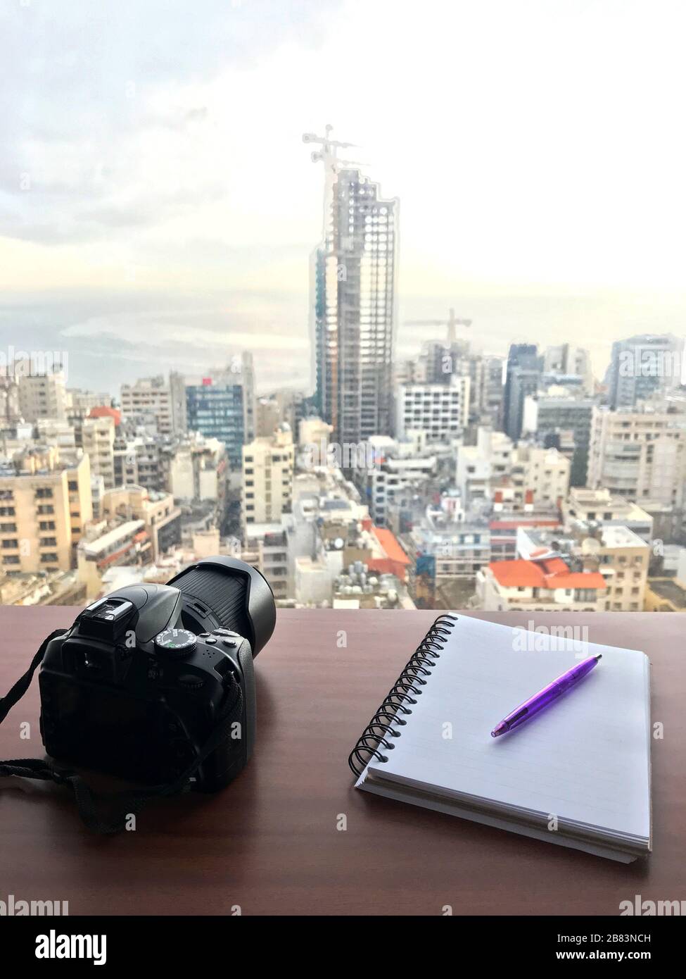 Pronti a catturare la splendida vista della città con fotocamera, penna e carta Foto Stock