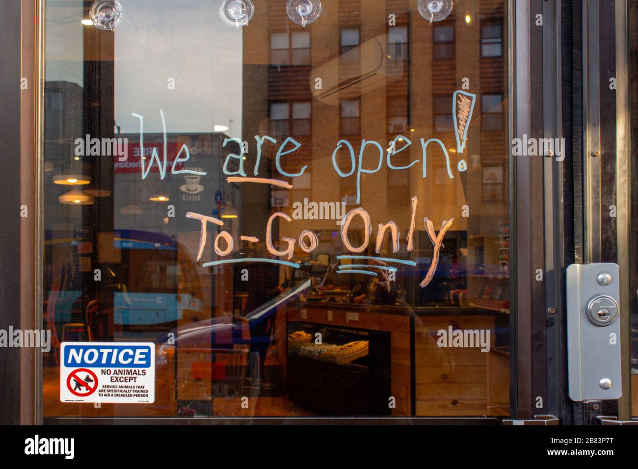 Scrittura sulla porta di un caffè a New York che dichiara è aperto per andare solo a causa del coronavirus o covid-19 pandemic Foto Stock