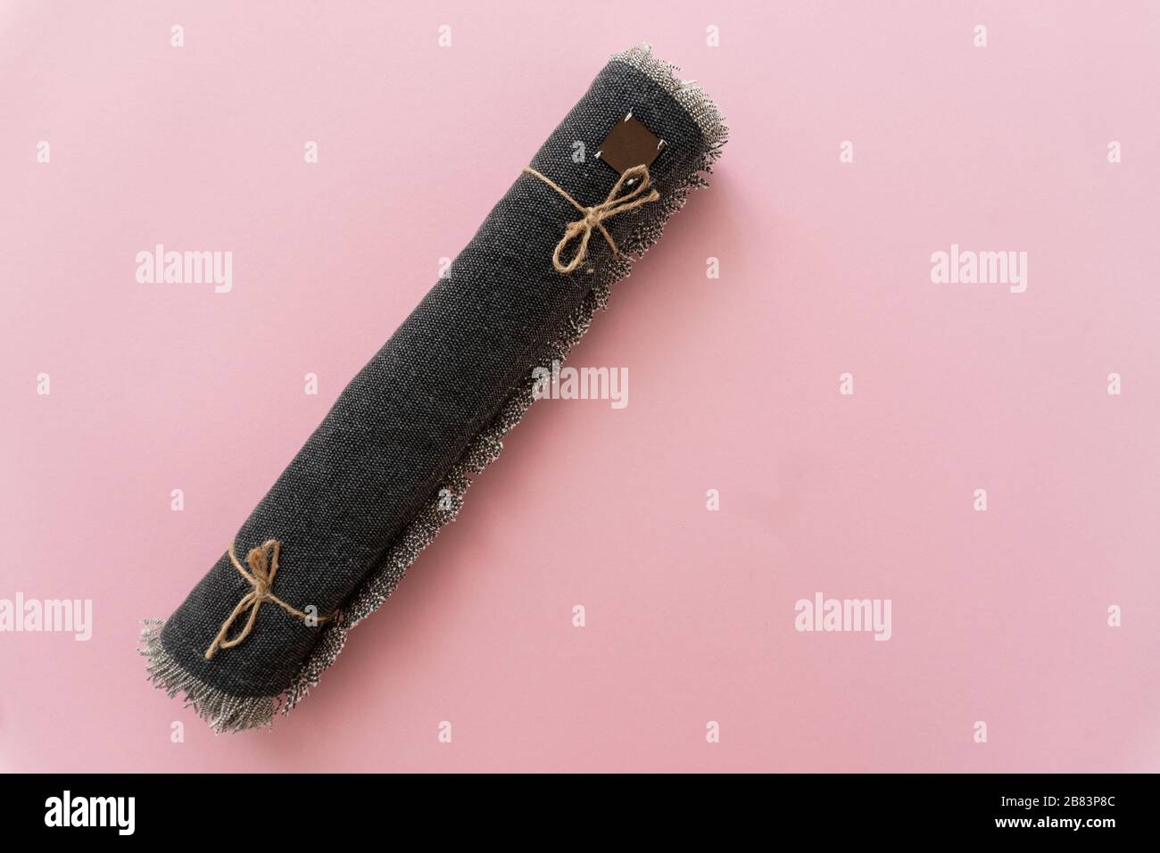 Primo piano al corridore del tavolo, panno di lino su sfondo rosa Foto Stock
