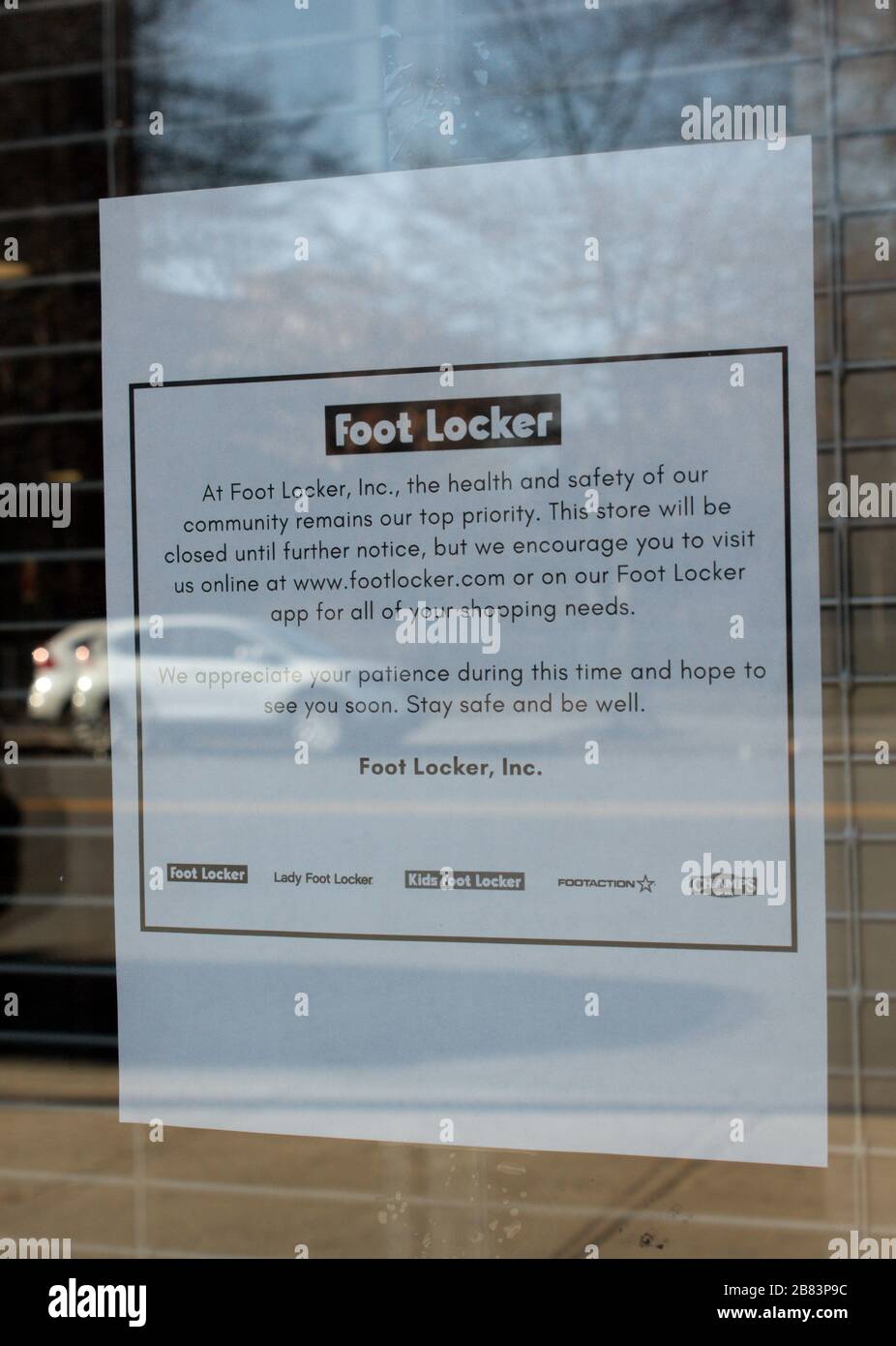 Accedi a una finestra di un punto vendita al dettaglio di Foot Locker nel Bronx, dichiarando che è chiuso a causa del coronavirus o della pandemia del covid-19 Foto Stock