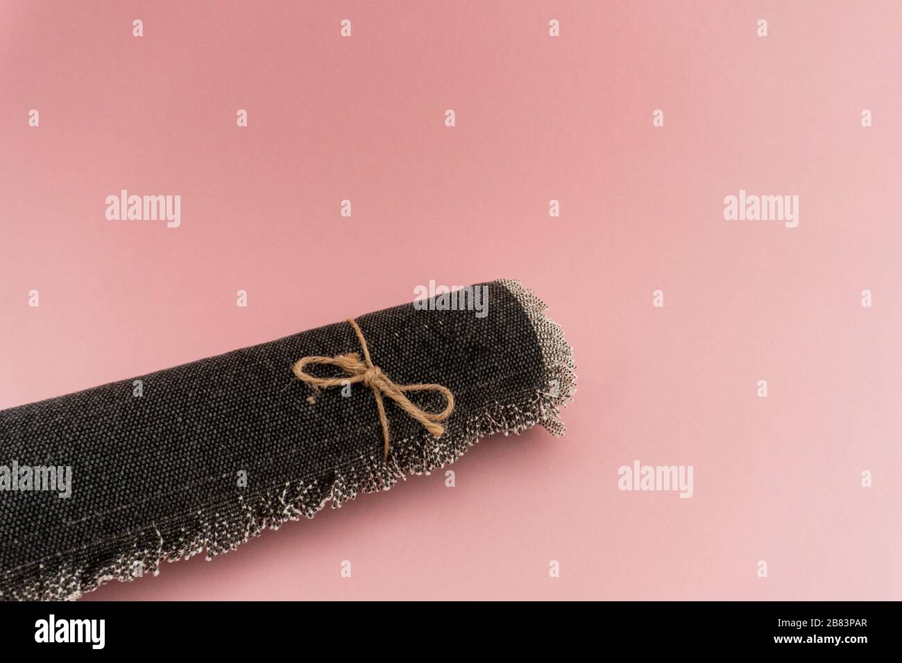 Primo piano al corridore del tavolo, panno di lino su sfondo rosa Foto Stock