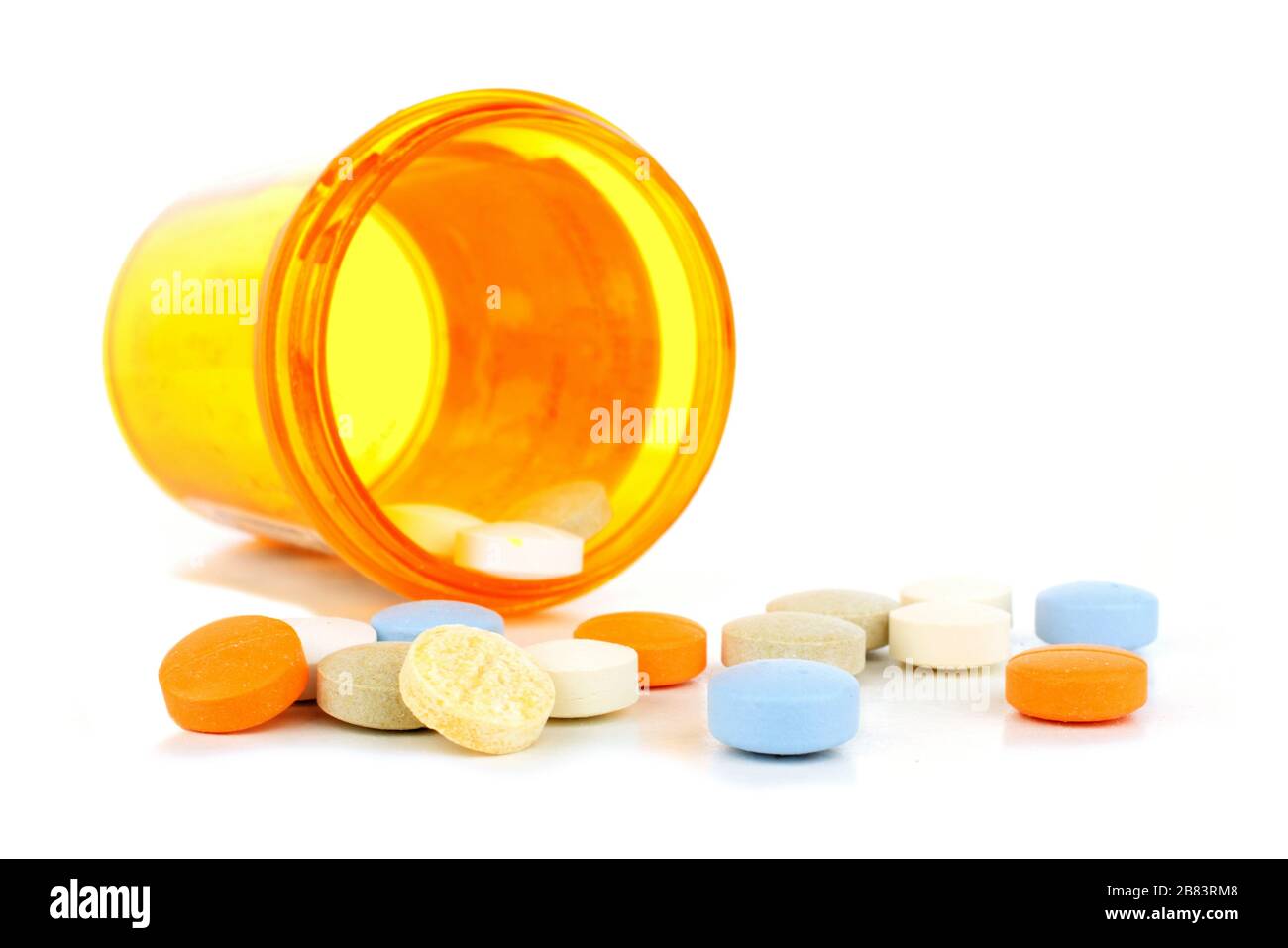 Flacone per pillola con compresse di medicinale per la fuoriuscita di liquido sopra il bianco Foto Stock
