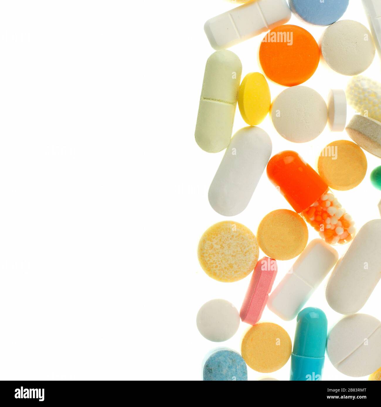 Bordo verticale di farmaci assortiti isolato su bianco Foto Stock