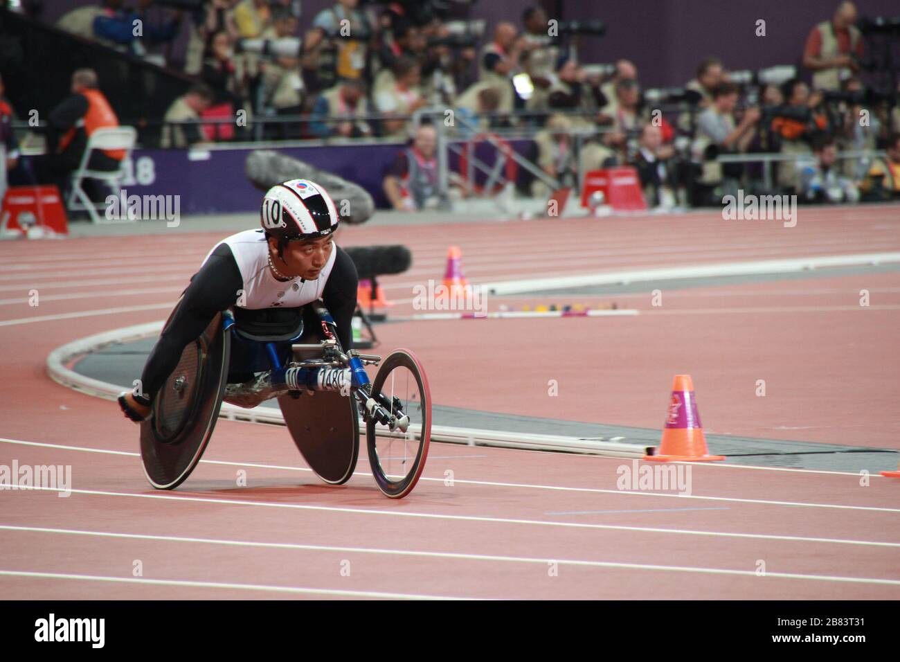 Scaldati prima della corsa su sedia a rotelle da 5000 m T54 maschile con l'Hong Suk-man sudcoreano alle Paralimpiadi estive del 2012 Foto Stock
