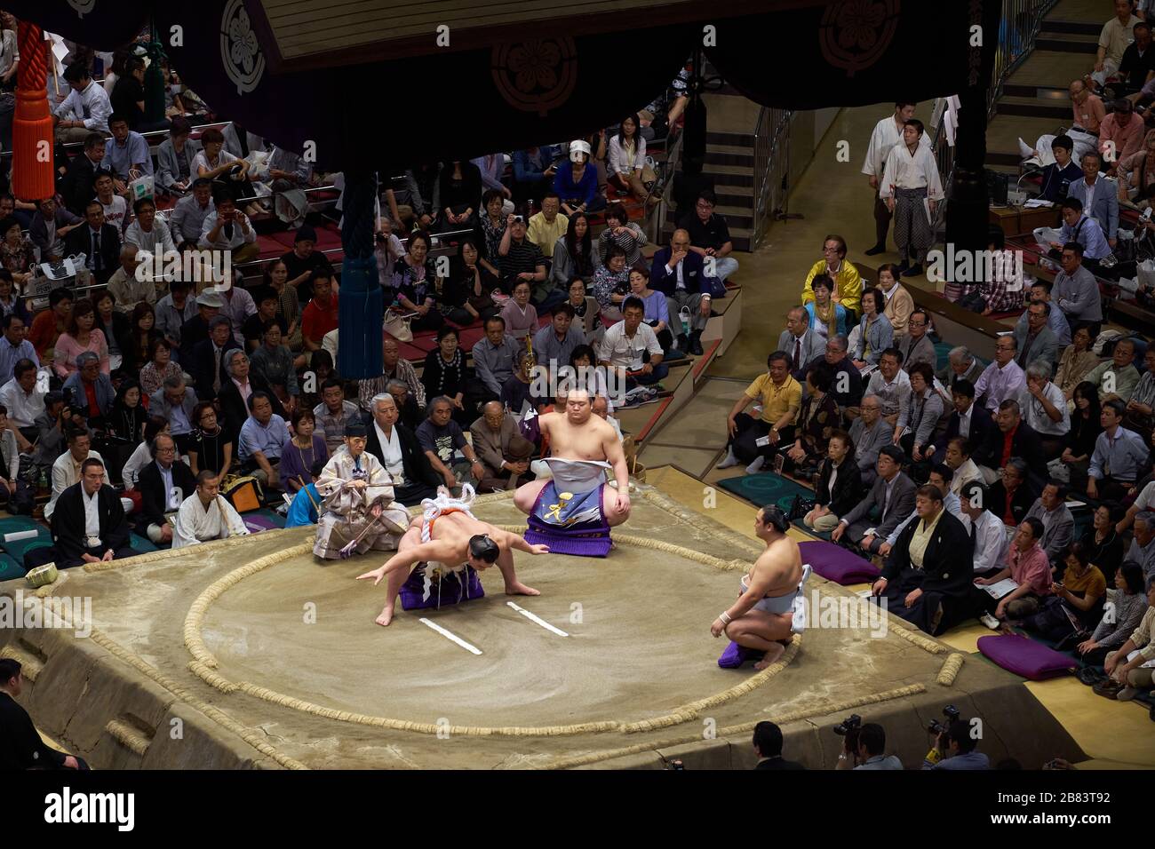 Lottatori di sumo in anello di sumo per la cerimonia di chiusura rituale di danza tradizionale al 2013 settembre Grand Sumo Tournament al Ryogoku Kokugikan, Foto Stock