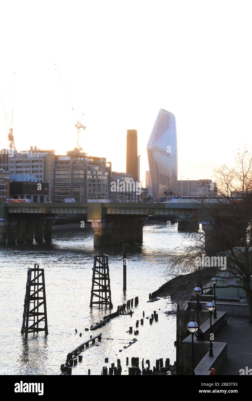 Vista al tramonto dal London Bridge lungo il Tamigi verso Tate Modern & One Blackfriars, The Vase, nel Regno Unito Foto Stock