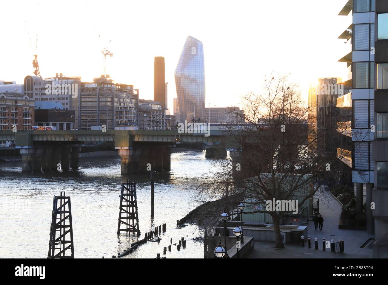 Vista al tramonto dal London Bridge lungo il Tamigi verso Tate Modern & One Blackfriars, The Vase, nel Regno Unito Foto Stock