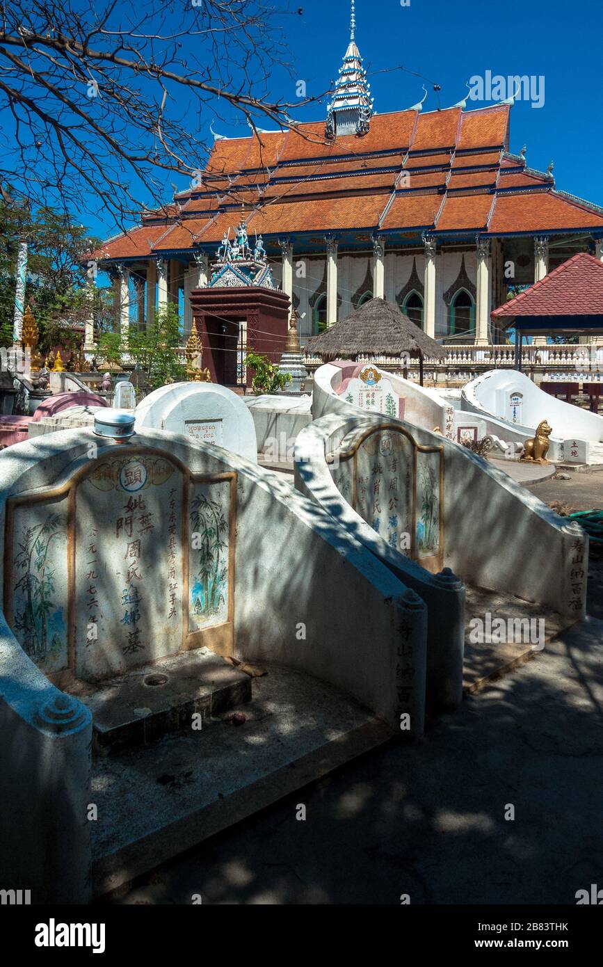 Battambang, Cambogia, Asia: Tombe nel piccolo cimitero buddista nel tempio di Wat Tahm-rai-Saw Foto Stock