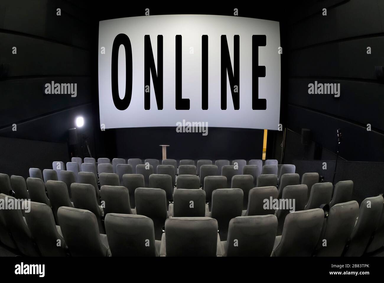 Espandere il vostro business online. Concetto di quarantena. Guarda lo sfondo online. Cinema con sedili vuoti. Parola ON-line sul palco. Trasmissione degli eventi online Foto Stock