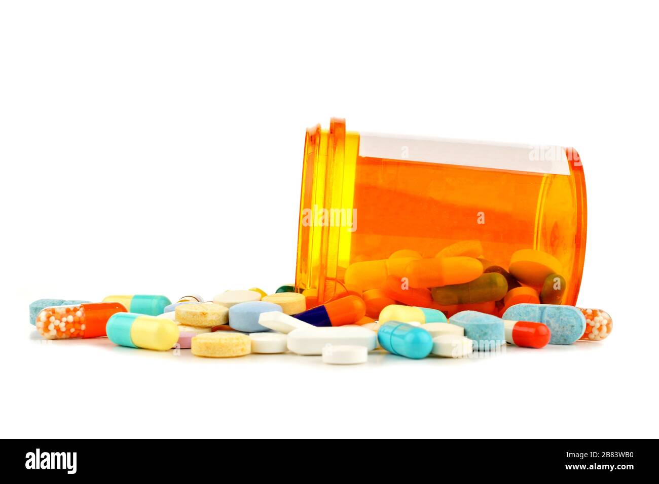 Flacone per pillola con versamento di vari farmaci su sfondo bianco Foto Stock