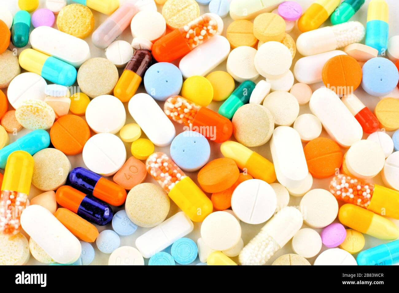 Sullo sfondo di un assortimento di farmaci colorati Foto Stock