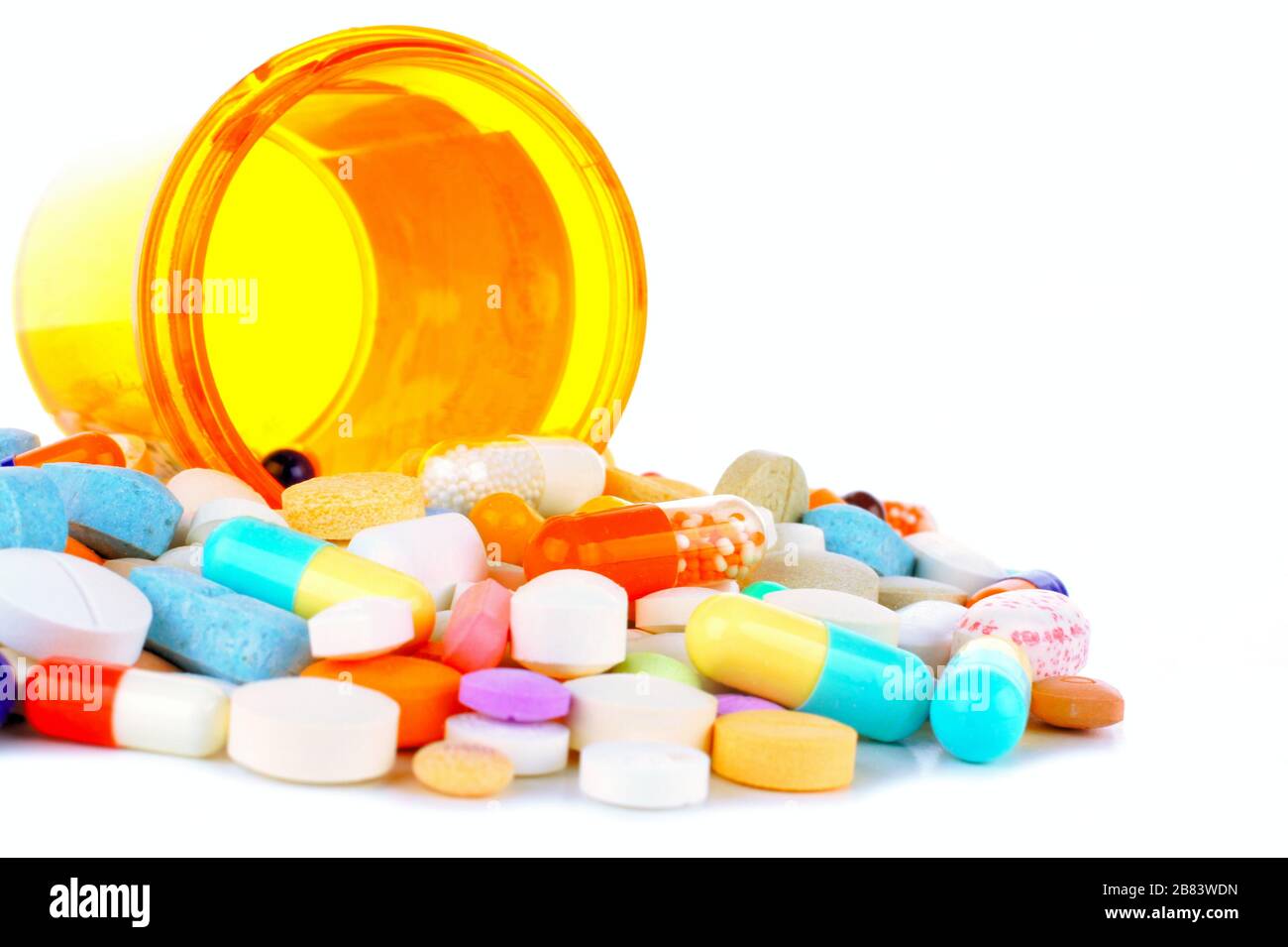 Flacone per pillola con versamento di farmaci su bianco Foto Stock