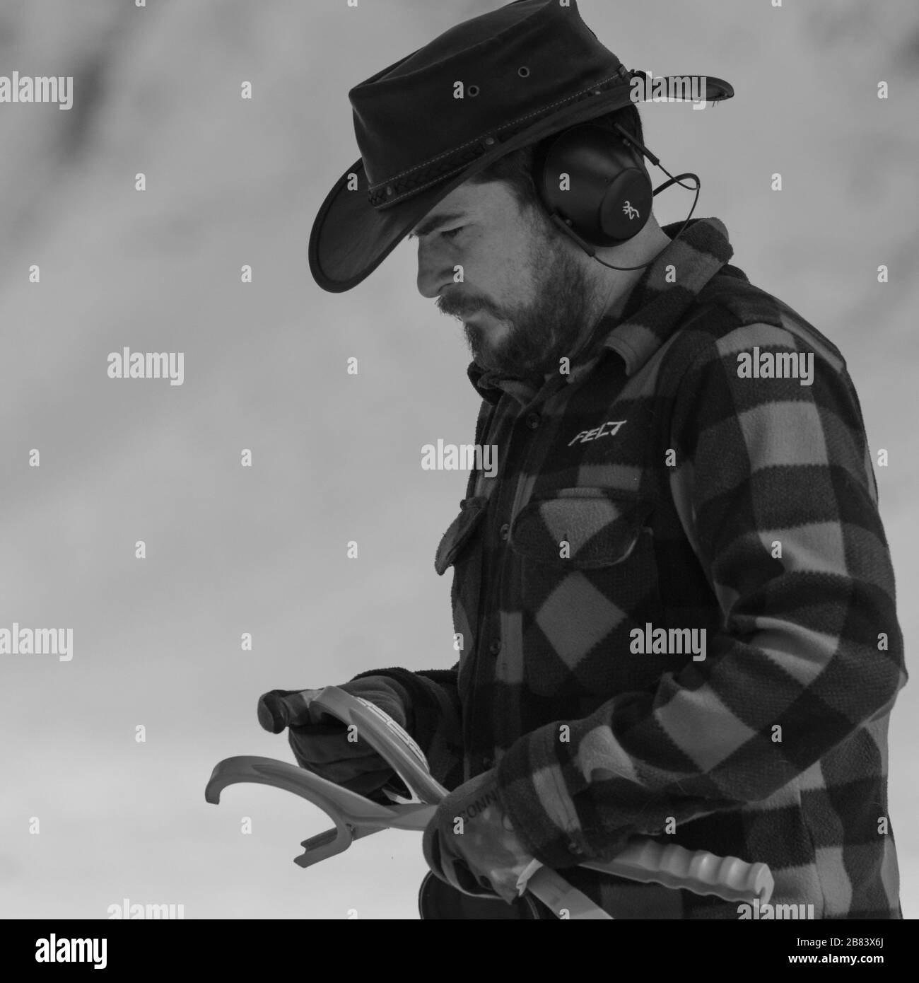 Uomo con cappello da cowboy a trappola di palla Foto Stock