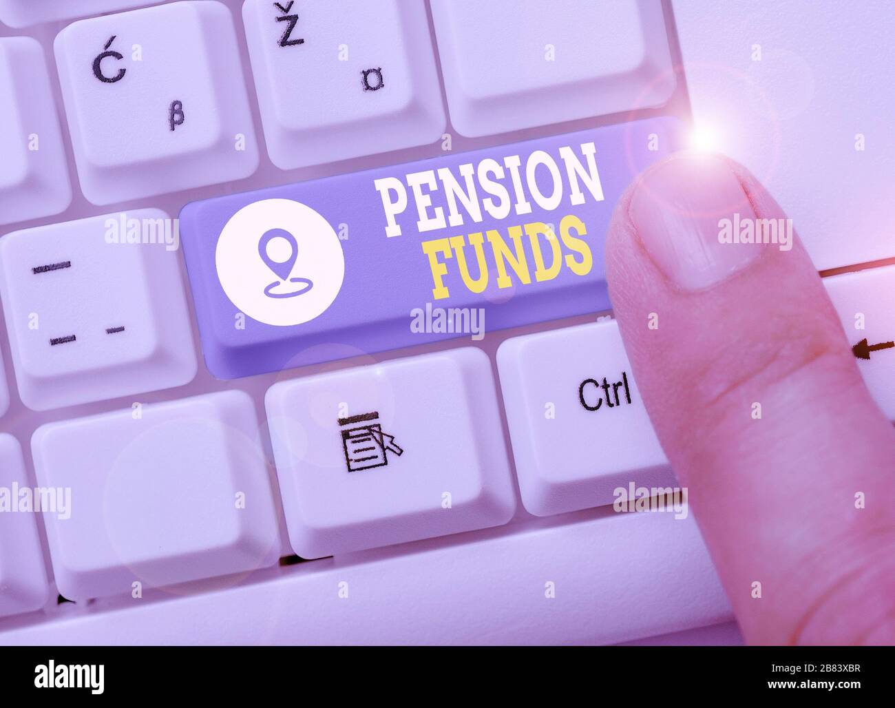 Scrittura a mano dei fondi pensione. Pool di investimenti fotografici concettuali che pagano gli impegni di pensionamento dei dipendenti Foto Stock