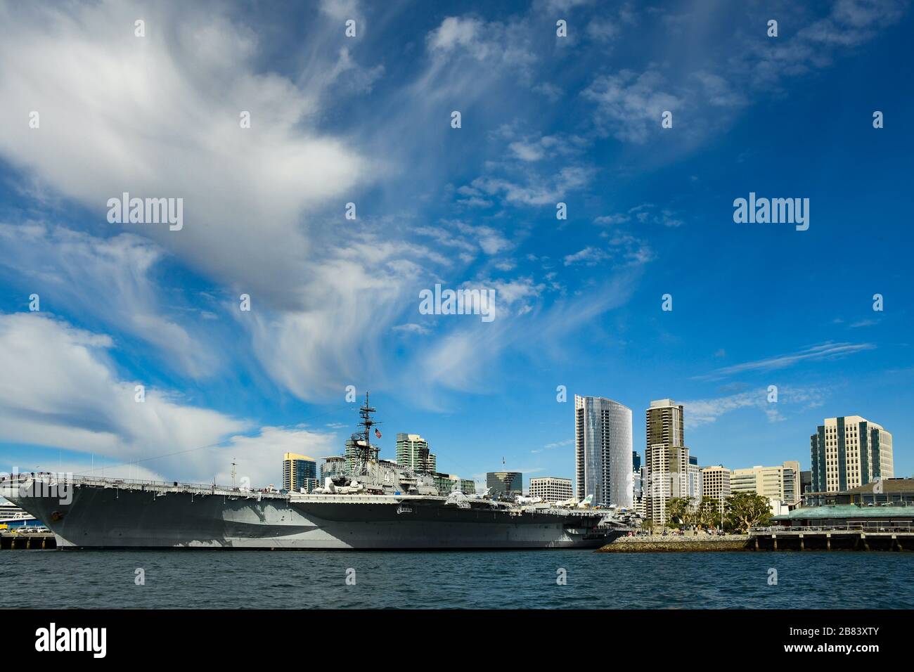 Il viaggio in traghetto per Coronado offre questa vista dello skyline del centro di San Diego e del Museo della USS Midway. Foto Stock