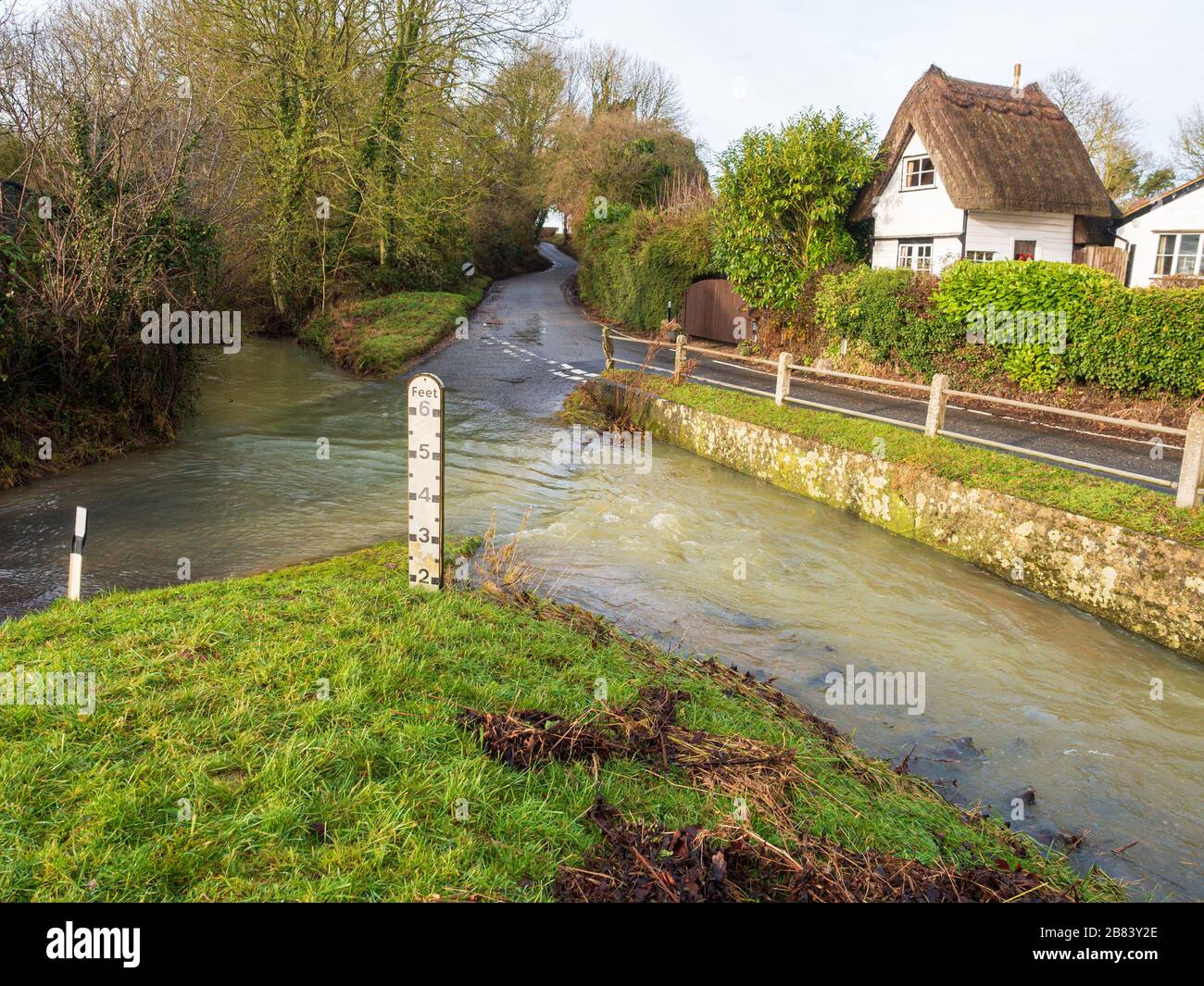 Vista del villaggio di Clavering in Essex con il fiume Stort nel proiettore completo dalla Ford Foto Stock