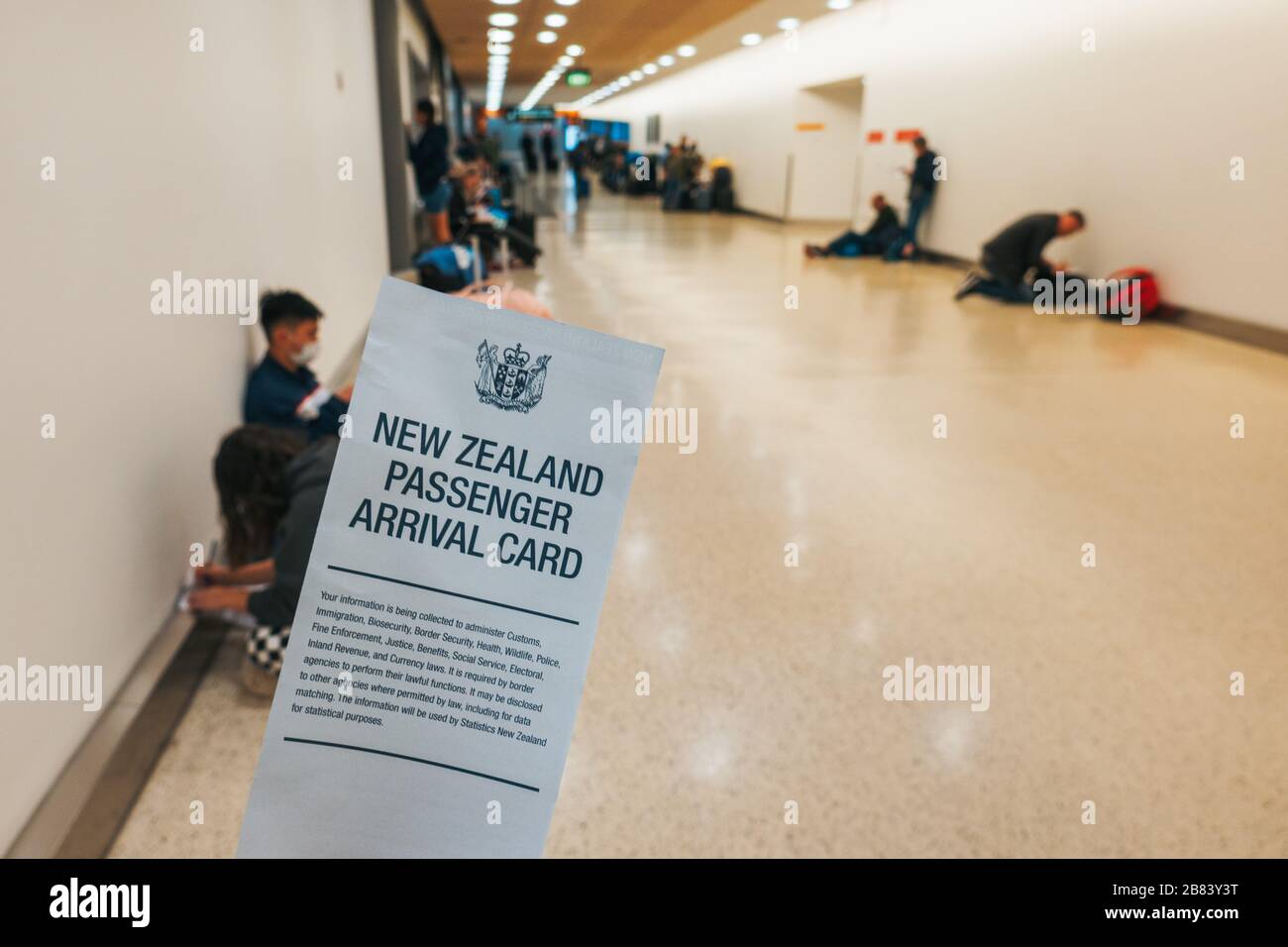 Nuove carte di arrivo passeggeri della Nuova Zelanda consegnate ai passeggeri in arrivo all'Aeroporto Internazionale di Auckland, durante la pandemia COVID-19 Foto Stock