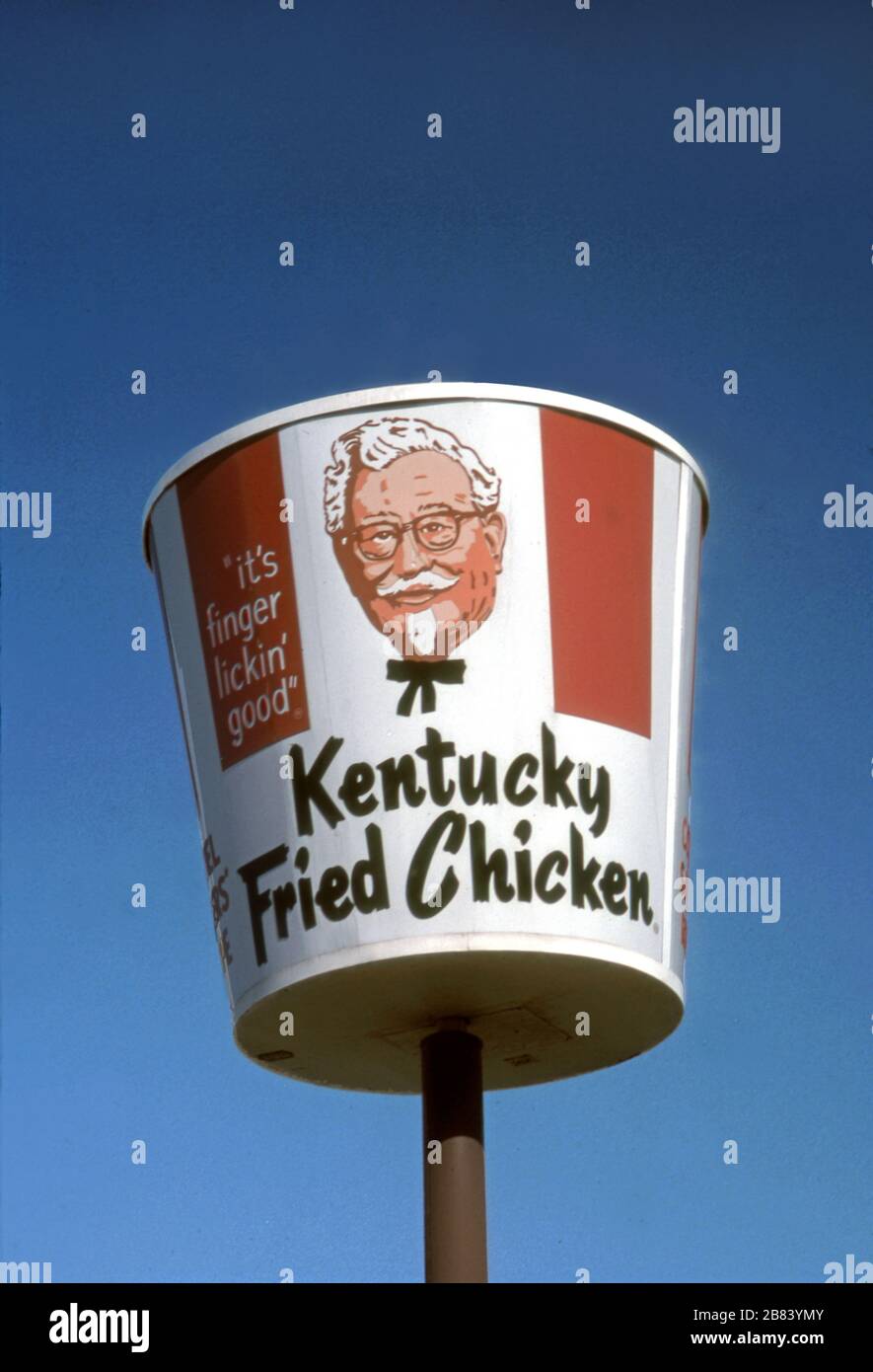 Cartello con secchiello di pollo Kentucky Fried vintage con opere d'arte originali raffiguranti il colonnello Sanders originale. USA. Foto Stock