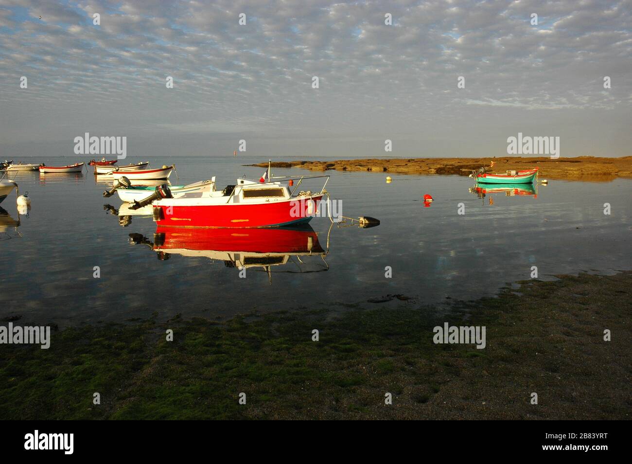 Piccola barca rossa di pesca sull'oceano - Bretagna - Finistere Foto Stock