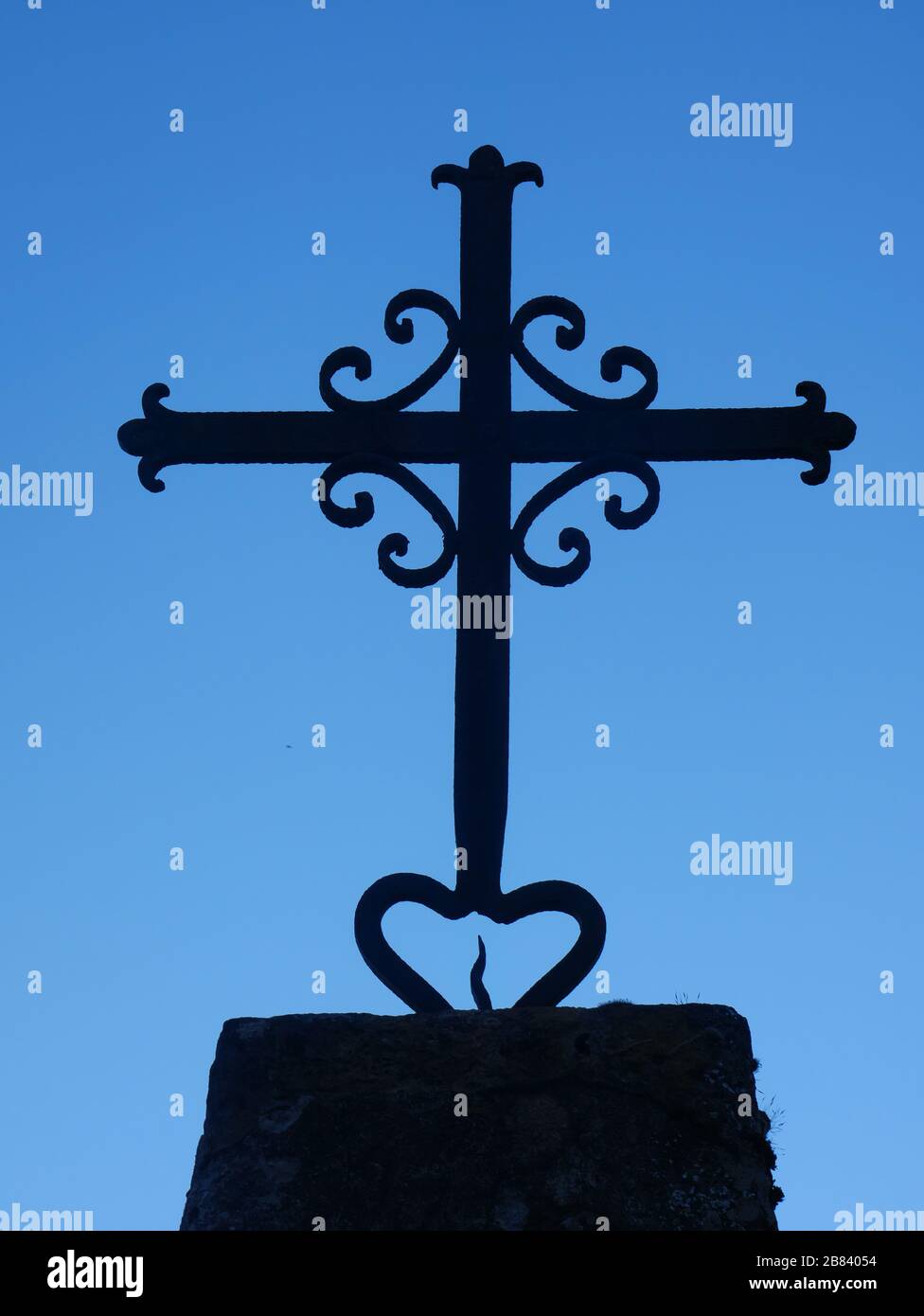 Croce di ferro all'aperto su sfondo blu Foto Stock