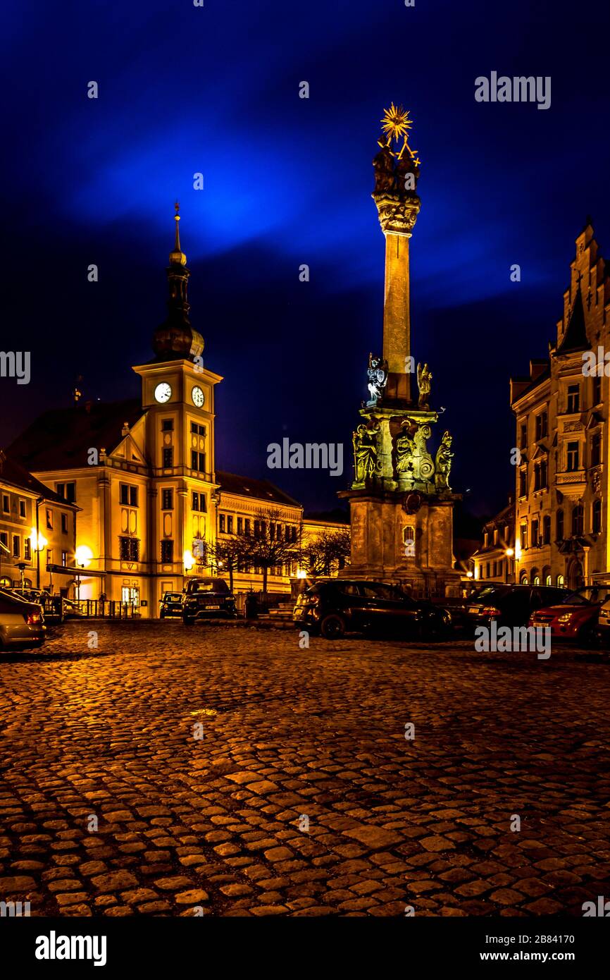 Vista notturna su una città di Loket e il castello di Loket (Hrad Loket, Burg Elbogen), castello inespugnabile su una roccia massiccia, illuminato da lampade da strada. spo. Turistica Foto Stock