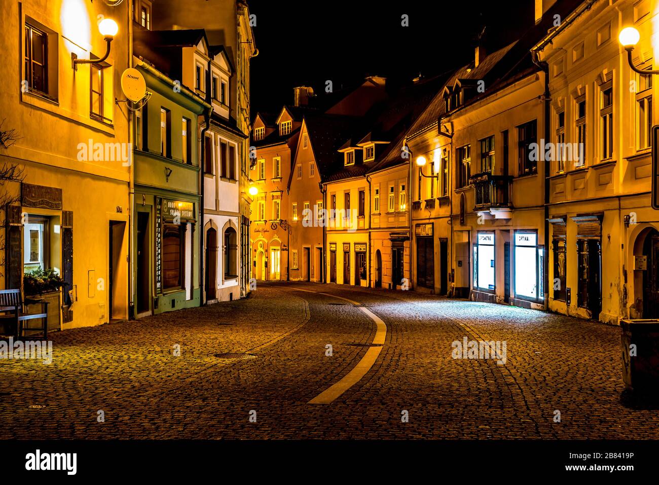 Vista notturna su una città di Loket e il castello di Loket (Hrad Loket, Burg Elbogen), castello inespugnabile su una roccia massiccia, illuminato da lampade da strada. spo. Turistica Foto Stock