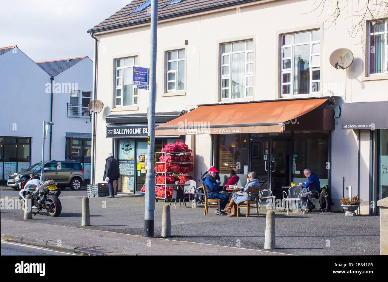 19 marzo 2020 persone anziane che si rilassano in una caffetteria locale nella zona del villaggio di Ballyholme nella contea di Bangor nell'Irlanda del Nord, ignorando i consigli Foto Stock