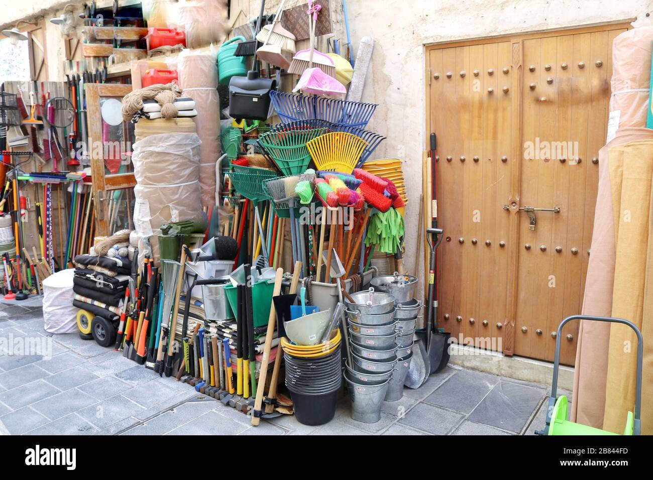 A View of Souq Waqif, un vecchio bazar tradizionale e famoso per l'intrattenimento, l'arte, il ristorante e i negozi di souvenir - Doha, Qatar Foto Stock