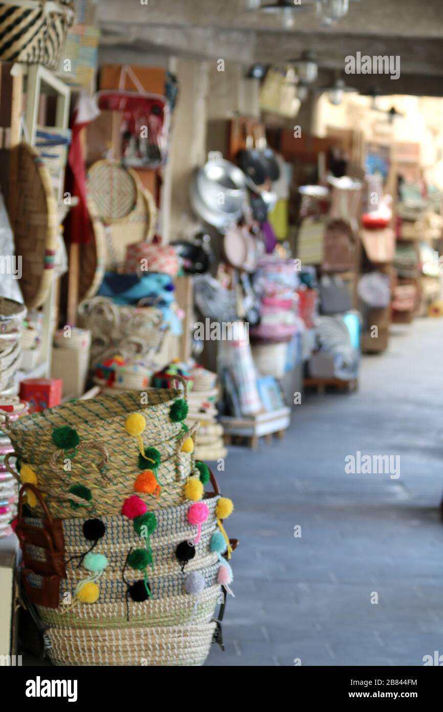 A View of Souq Waqif, un vecchio bazar tradizionale e famoso per l'intrattenimento, l'arte, il ristorante e i negozi di souvenir - Doha, Qatar Foto Stock