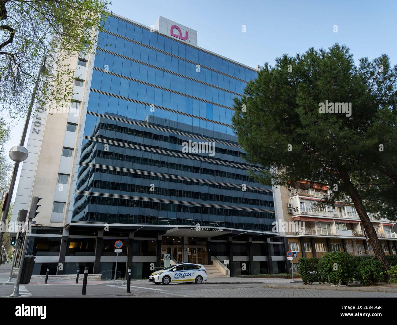 Un'auto della polizia municipale di Madrid protegge l'ingresso principale  dell'hotel Gran Hotel Colon, nel centro di Madrid. Il 19 marzo, il Gran  Hotel Colon è diventato il primo hotel medicalizzato in Spagna