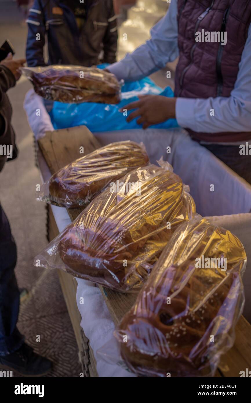 Vendere pane artigianale tipico delle comunità messicane chiamato Pan de Fiesta Foto Stock